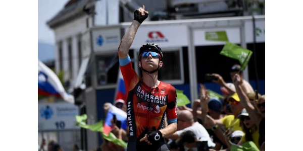 Fietsraces van verdriet en vreugde, het ongeluk van Gino Mader en het eerbetoon van Mohoric
